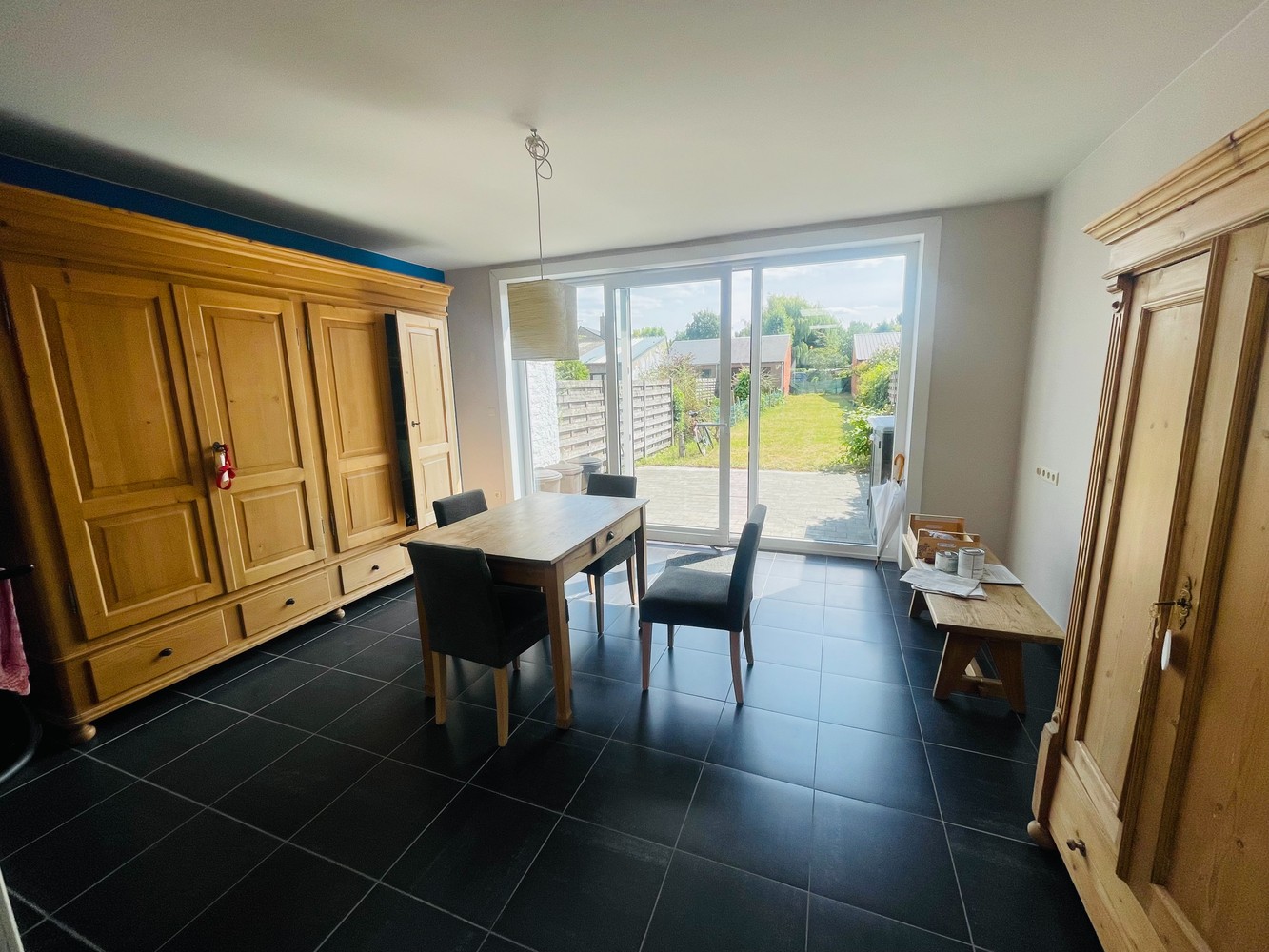 Assebroek, RUIME LICHTRIJKE INSTAPKLARE WONING met GROTE TUIN met  UITWEG+ OPRIT , mogelijkheid garage te bouwen,3 SLAAPKAMERS, Badkamer en douchekamer. - foto 4