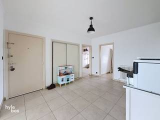 <p><span>Centraal gelegen en ruim appartement op de 5e verdieping, met een bewoonbare oppervlakte van maar liefst 119 m² en een mooi, open zicht. Het appartement beschikt over een ruime inkomhal die toegang geeft tot de lichtrijke leefruimte met aansluitend een terras aan de voorzijde. De keuken is uitgerust met een kookvuur en dampkap. Verder zijn er drie volwaardige slaapkamers, die toegang bieden tot het terras aan de achterzijde. De badkamer is voorzien van een douche, toilet en lavabo. Daarnaast beschikt het appartement over een afzonderlijk gastentoilet en een praktische wasplaats. Dankzij de centrale ligging bevinden winkels, horeca, openbaar vervoer en andere voorzieningen zich op korte afstand. De ligging op de vijfde verdieping zorgt bovendien voor veel lichtinval en een aangenaam ruim uitzicht. Een garage kan optioneel worden bijgehuurd voor € 70 per maand. Beschikbaar vanaf 1 oktober.</span></p><p><span> </span></p>