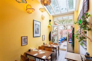 <p>Op een absolute toplocatie in Antwerpen-Zuid, tussen de Leien en de Leopold de Waelplaats, bevindt zich dit indrukwekkende burgerhuis. De Graaf van Hoornestraat geniet van een uitzonderlijk gegeerde ligging, op wandelafstand van het KMSKA, de Lambermontplaats, het Zuidpark en de Marnixplaats. Een bruisende omgeving waar gastronomie, cultuur en architectuur elkaar moeiteloos versterken.</p>
<p>Dit eclectische winkelhuis met zijn karakteristieke rode bakstenen gevel werd in 2019 grondig gerenoveerd, waarbij de authentieke elementen met veel respect werden behouden. Het pand is ingedeeld in een commerciële ruimte op het gelijkvloers en een smaakvol gerenoveerd triplexappartement op de bovenliggende verdiepingen.</p>
<p>De handelsruimte, herkenbaar aan de opvallende gele winkelpui, wordt momenteel uitgebaat als de Marokkaanse ontbijt- en lunchzaak "Lella". Zowel aan de voorzijde als achteraan beschikt de zaak over aangename buitenruimtes: een terras aan de straatzijde en een sfeervolle patio van ca 24 m², ideaal als verlengstuk van de handelszaak. De kelder biedt bovendien praktische stockageruimte.</p>
<p>Via een aparte inkom bereikt u het bovenliggende triplexappartement, waar hedendaags wooncomfort hand in hand gaat met authentieke charme. De gezandstraalde houten trap leidt naar de eerste verdieping met een ruime en lichtrijke leefruimte en een volledig geïnstalleerde keuken. Aansluitend bevindt zich een gezellig terras waar u in alle rust van de avondzon kunt genieten. Enkele trapjes lager bevindt zich een eerste slaapkamer met een ensuite badkamer, uitgerust met een douche, lavabo en toilet.</p>
<p>De tweede verdieping is gelijkaardig ingedeeld en beschikt over een tweede leefruimte met een ingemaakte bureau en een aansluitend terras dat zorgt voor extra lichtinval. Ook hier bevindt zich, enkele treden lager, een ruime slaapkamer met ensuite badkamer.</p>
<p>De dakverdieping vervolledigt het appartement met twee volwaardige slaapkamers en een derde badkamer, uitgerust met een douche, lavabo, toilet en aansluitingen voor een wasmachine en droogkast.</p>
<p>Dit uitzonderlijk veelzijdige eigendom combineert karakter, ruimte en een uitstekende ligging. Dankzij de huidige stabiele verhuur vormt het een interessante opbrengsteigendom, terwijl het eveneens perfect geschikt is voor wie wonen en ondernemen wil combineren op een van de meest gegeerde locaties van Antwerpen.</p>
<p>Een unieke opportuniteit voor liefhebbers van karaktervolle panden met tal van mogelijkheden, in het hart van Antwerpen-Zuid.</p>
