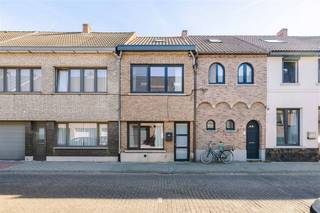 <p><span>Instapklare en energiezuinige stadswoning met zonnige tuin en verrassend veel ruimte</span></p><p><span> </span></p><p><span>Op zoek naar een lichtrijke woning waar u meteen kunt intrekken? Deze charmante stadswoning combineert karaktervolle elementen met hedendaags wooncomfort en een uitstekende energiescore. Dankzij de verschillende lichtkoepels geniet u doorheen de hele woning van een aangename natuurlijke lichtinval.</span></p><p><span> </span></p><p><span>De woning bevindt zich op een centrale ligging, vlakbij winkels, scholen, openbaar vervoer en met een vlotte verbinding naar de E17.</span></p><p><span> </span></p><p><span>Belangrijkste troeven:</span></p><p><span>- EPC-label B</span></p><p><span>- Geïsoleerd en vernieuwd dak</span></p><p><span>- Condenserende cv-ketel (2022)</span></p><p><span>- Gas- en waterleidingen vernieuwd</span></p><p><span>- Enkele muren extra geïsoleerd voor meer comfort en geluid </span></p><p><span>- Digitale thermostaat</span></p><p><span>- Vliegenramen voorzien</span></p><p><span> </span></p><p><span>Indeling</span></p><p><span>U betreedt de woning via de inkomhal, die toegang geeft tot de leefruimte en een aparte kamer aan de voorzijde, ideaal als bureau of hobbyruimte. De woonkamer sluit aan op de recente keuken en vormt samen een aangename leefomgeving met veel natuurlijk licht dankzij de aanwezige lichtkoepels. Verder beschikt het gelijkvloers over een grote berging/wasplaats en een functionele badkamer met ligbad, lavabo en toilet.</span></p><p><span> </span></p><p><span>Achteraan bevindt zich de zuidgerichte stadstuin, een aangename buitenruimte om te ontspannen en van de zon te genieten.</span></p><p><span> </span></p><p><span>Op de eerste verdieping vindt u twee volwaardige slaapkamers van ca. 15 m² en 16 m², evenals een apart toilet. Via een vaste trap bereikt u de zolderverdieping (ca. 20 m²). Deze ruimte is ingericht en kan perfect dienst doen als extra slaapkamer, bureau of hobbyruimte.</span></p><p><span> </span></p><p><span>Een ideale stadswoning voor wie ruimte, licht en energiezuinig wonen wil combineren met een centrale en goed bereikbare ligging.</span></p><p><span> </span></p><p><span>Richtprijs: 295.000</span></p>
