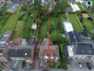 <p><span>INSTAPKLARE WONING MET 3 SLAAPKAMERS EN TUIN</span></p><p><span>Richtprijs : 299.000 euro</span></p><p><span> </span></p><p><span>Deze woning is ideaal gelegen in de nabijheid van scholen, winkels en openbaar vervoer.</span></p><p><span> </span></p><p><span>De woning heeft volgende indeling : op het gelijkvloers treft u de ruime inkomhal met toegang tot de living -en eetruimte, de ingerichte keuken en berging.</span></p><p><span> </span></p><p><span>Op de eerste verdieping treft u de 3 slaapkamers en een badkamer.</span></p><p><span> </span></p><p><span>Op de tweede verdieping is er nog een zolder toegankelijk via een vaste trap. Deze kan ingericht worden als kamer.</span></p><p><span> </span></p><p><span>Op de zijkant van het perceel is een ruime oprit aanwezig!</span></p><p><span> </span></p><p><span>Achteraan de woning is er nog een zonnig terras en tuin.</span></p><p><span> </span></p><p><span>De woning is voorzien van dubbele beglazing in PVC en wordt verwarmd met centrale verwarming op stookolie.</span></p><p><span> </span></p><p><span>Gunstig EPC-label C dus geen renovatieverplichting!</span></p><p><span> </span></p><p><span>Voor meer info of bezoek bel Louis op 0472/29.25.04 of mail naar <span>Louis@svena.be</span></span></p><p><span> </span></p><p><span> </span></p><p><span>Stedenbouwkundig uittreksel/inlichtingen in aanvraag! </span></p><p><span>Deze gegevens zijn louter informatief en wij kunnen niet aansprakelijk gesteld worden voor eventuele onjuistheden. </span></p><p><span>De bewoonbare oppervlakte is slechts indicatief.</span></p><p><span> </span></p><p><span> </span></p><p><span> </span></p><p><span> </span></p>