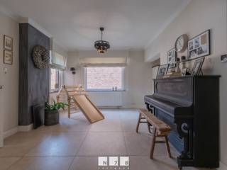 <strong>INSTAPKLARE WONING MET 3 SLAAPKAMERS OP EEN PERCEEL VAN 5A 70CA TE LANKLAAR</strong><br /><br /><strong>TROEVEN</strong><br />- <span><span>Gelegen op een rustige locatie nabij de Zuid-Willemsvaart te Lanklaar.</span><br />- Ruime woning met een bewoonbare oppervlakte van 221 m².<br />- Charmante uitstraling met hedendaagse inrichting.<br />- Diverse vernieuwingen door de jaren heen! <br />- Mogelijkheid voor praktijk of kantoor aan huis.<br />- 3 slaapkamers.<br /></span>- Zonnepanelen.<br />- Omheinde tuin.<br />- Tuinberging met afdak.<br /><br /><strong>KELDERVERDIEPING -01 (8,44 m²)</strong><br />- Kelderruimte (1,84 m x 4,59 m = 8,44 m²).<br /><br /><strong>GELIJKVLOERS 00 (122,95 m²)</strong><br />- Inkomhal (1,84 m x 4,59 m = 8,44 m²): tegelvloer.<br />- Woonkamer (7,12 m x 3,59 m + 4,82 m x 3,59 m = 42,86 m²): gezellige zithoek, tegelvloer.<br />- Keuken (3,34 m x 3,46 m + 1,74 m x 0,91 m = 13,13 m²): geïnstalleerd met onder- en bovenkasten, lades, heteluchtoven, koelkast, vaatwasser, 4-pits gasvuur, elekrische grillplaat, tegelvloer.<br />- Tuinkamer (4,39 m x 3,17 m + 2,89 m x 4,95 m = 28,21 m²): ingerichte eetkamer met zicht op tuin, gashaard, toegang naar het terras met schuifraam, parketvloer.<br />- Toilet (1,42 m x 0,91 m = 1,29 m²): hangtoilet, lavabo, tegelvoer.<br />- Berging (2,89 m x 2,23 m = 6,44 m²): maatkasten met ingebouwde koelkast en diepvriezer, mozaiek tegelvloer.<br />- Wasplaats (2,81 m x 2,00 m = 5,62 m²): aansluiting wasmachine, technische ruimte, tegelvoer.<br />- Polyvalente ruimte (5,91 m x 2,87 m = 16,96 m²): momenteel ingericht als kapsalon, airco, wastafel, PVC laminaatvloer.<br /><br /><strong>VERDIEPING +01(63,21 m²)</strong><br />- Overloop (4,58 m x 1,85 m = 8,47 m²): laminaatvloer.<br />- Badkamer (3,49 m x 3,46 m = 12,07 m²): ingericht met enkele lavabo, ligbad, inloopdouche, hangtoilet, tegelvloer.<br />- Slaapkamer 1 (4,72 m x 3,26 m = 15,38 m²): laminaatvloer.<br />- Slaapkamer 2 (3,75 m x 3,61 m = 13,53 m²): laminaatvloer.<br />- Berging: (4,44 m x 3,10 m = 13,76 m²): toegankelijk via slaapkamer 2, mogelijkheid in te richten als dressing, slaapkamer, speelkamer,...<br /><br /><strong>VERDIEPING +02 (35 m²)</strong><br />- Slaapkamer 3 (35 m²): airco, tapijtvloer.<br /><br /><strong>EXTERIEUR</strong><br />- Oprit met toegangspoort.<br />- Beklinkerd terras.<br />- Prieeltje.<br />- Omheinde tuin.<br />- Ingewerkt zwembad.<br />- Tuinberging met afdak.<br /><br /><strong>RENOVATIES</strong><br />- 2021: nieuwe gasketel.<br />- 2021: spouwmuur gevuld met EPS korrels.<br />- 2022: airco zolder geplaatst.<br />- 2022: nieuwe omvormer.<br />- 2022: regularisatie woning, nieuw tekeningenpakket.<br />- 2023: airco kapsalon geplaatst.<br />- 2025: warmtepompboiler.<br />- 2025: nieuwe raamkozijnen en deuren.<br /><br /><strong>Bekijkt u deze advertentie via een aanverwante vastgoedsite, surf dan zeker naar onze website www.N78vastgoed.be voor een uitgebreide beschrijving en foto's. Meer info: +32 (0)89 86 18 88 of info@N78vastgoed.be.</strong>