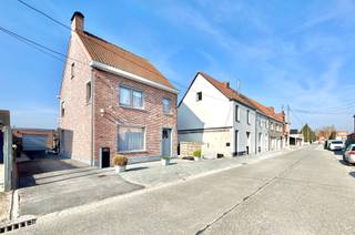 Ruime, alleenstaande woning op residentiële ligging nabij alles wat men nodig heeft aan winkels, openbaar vervoer, vlotte verbindingen naar de autostrade; Indeling: inkom met traphal, ruime woonkamer met eetplaats, salon en bureauruimte, droge koele kelder; Lichtrijke leefkeuken; overdekt terras; vanuit de keuken kan met naar een apart toilet en een badkamer met douche en wastafel met meubel, hier is een washoek met wasmachine en droogkast; Technische berging; Geautomatiseerd poortje/ Oprit; Garage; Laadpaal; Terras naar zonnige en omheinde achtertuin met tuinberging; Boven: nachthal naar drie ruime slaapkamers en tweede badkamer met ligbad, wastafel en tweede toilet; Luik met plooitrap naar ruime ingerichte zolder/ vierde kamer (mogelijkheid om een vaste trap te integreren in hal); EPC 250; Centrale verwarming via warmtepomp en overal CV met radiatoren gestuurd via pelletbrander; Zonnepanelen; Warmtepompboiler; Overal dubbele beglazing; Geautomatiseerde rolluiken; Alarmsysteem; 3 Geïsoleerde gevels; Beschikbaarheid: bij akte na betaling/ bespreekbaar; Info en bezoek: info@elet.immo.