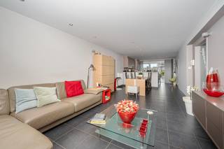 <p>Roeselare-Centrum – Luxueus appartement met commerciële mogelijkheid<br /><br />Op zoek naar een <strong>stijlvol appartement met commerciële troeven op toplocatie</strong>? Dit ruim gelijkvloers appartement van maar liefst 143 m² ligt in een jonge, verzorgde residentie in het hart van Roeselare, op <strong>wandelafstand van het winkelgebeuren en openbaar vervoer.</strong><br /><br />Bij het binnenkomen via de aangename inkomhal met gastentoilet komt u via een glazen deur in de lichtrijke<strong> leefruimte, die warmte en rust uitstraalt.</strong> De open, karaktervolle keuken is volledig en functioneel ingericht. Verder beschikt het appartement over een praktische was- en bergruimte, een ruime badkamer en<strong> 2 tot 3 slaapkamers</strong> met veel lichtinval. Achteraan geniet u van een zonnig terras met zonneluifel.<br /><br />Het pand is momenteel ingericht als een kapsalon met aparte praktijkruimte, maar biedt talloze mogelijkheden: enkel wonen, enkel kantoor/praktijk of een combinatie van beide. De commerciële ruimte kan eenvoudig aangepast worden naar een ander beroep, extra slaapkamer of bijkomend bureau.<br /><br /><strong>Troeven:</strong><br />Centrale en commerciële ligging<br />Multifunctioneel gebruik (wonen en/of werken)<br />Ruime bewoonbare oppervlakte (143 m²)<br />2 à 3 slaapkamers<br />Zonnig terras<br /><br />Interesse ? Bel ons op het nummer 051 /62 40 40 en maak nu uw afspraak.</p>