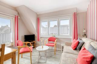 Profitez de la combinaison parfaite entre calme authentique et proximité du centre animé.<br /><br />Cet appartement particulièrement soigné et parfaitement entretenu se compose d’un hall d’entrée, d’un agréable séjour, d’une cuisine séparée, d’une salle de bains avec douche et meuble lavabo, de toilettes séparées ainsi que de deux chambres.<br /><br /><strong>ATOUTS :</strong>
<ul>
<li>Appartement particulièrement soigné et parfaitement entretenu</li>
<li>2 chambres</li>
<li>À seulement 200 mètres du centre</li>
<li>Petite résidence de seulement 6 appartements</li>
<li>Local à vélos commun</li>
</ul>