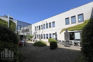 Magnifiek gelegen<strong> kantoorruimte van 900 m²</strong> te koop met visibiliteit vanaf de bedrijvige Pontbeeklaan aan de rand van Brussel (Zellik). Fenomenale bereikbaarheid dankzij de nabijheid van de <strong>R0 en de E40. </strong><br /><br />De <strong>kantoorruimtes</strong> bevinden zich in het kwalitatieve <strong>Sphere Business Park</strong> , het gebouw is opgebouwd uit een stevige betonstructuur met polybetonvloeren (3 T/m²) en is uitgerust met moderne technieken zoals TL/LED-verlichting, ventilatiesystemen, een warmtepomp en airco die zowel kan verwarmen als koelen. Verwarming gebeurt via een recente gasketel, wat zorgt voor extra efficiëntie. Met maar liefst <strong>100 zonnepanelen</strong> en een energieneutraal op het 1ste verdiep biedt dit pand een vooruitstrevend antwoord op hedendaagse energie-uitdagingen.<br />Naast functionele troeven zoals een lift, camerabewaking en <strong>11 parkeerplaatsen</strong>, beschikt het gebouw ook over een ruime, rustige binnentuin, een volledig uitgeruste fitness en een luxueuze keuken op de 1ste verdieping.<br /><br />Dit pand is uitermate geschikt voor uiteenlopende invullingen en biedt dankzij zijn moderne infrastructuur en energiezuinige karakter een bijzonder interessante opportuniteit voor wie toekomstgericht wil investeren. <br /><br />Aarzel niet en contacteer<strong> PANORAMA B2B</strong> voor bijkomende inlichtingen, plannen of een plaatsbezoek <strong>0477 09 00 09</strong>.