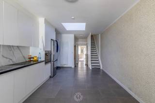 Instapklare gezinswoning op een uitstekende ligging in Temse. Deze woning combineert comfort, ruimte en een centrale locatie, ideaal voor gezinnen of koppels die op zoek zijn naar een gezellige thuis.<br /><br />Bij het binnenkomen komt u terecht in een aangename en <strong>lichtrijke leefruimte</strong> die naadloos aansluit op de open keuken. Dankzij de praktische indeling geniet u hier van een open en <strong>huiselijke sfeer</strong>. Via de keuken bereikt u het terras waar het heerlijk vertoeven is tijdens zonnige dagen.<br /><br />Verder beschikt de woning over <strong>drie slaapkamers</strong> en een verzorgde badkamer, wat zorgt voor voldoende ruimte en comfort voor het hele gezin.<br /><br />De woning is<strong> gunstig gelegen</strong> in Temse, op korte afstand van winkels, scholen, openbaar vervoer en belangrijke invalswegen. Bovendien bevindt u zich vlakbij het centrum en geniet u van een vlotte verbinding richting Sint-Niklaas en Antwerpen. Ook wandel- en fietsliefhebbers kunnen genieten van de nabijheid van de Schelde.<br /><br />Wenst u deze woning graag te bezichtigen? Neem dan contact op via het nummer 03 502 98 74 of mail naar emily@claves.be.<br /><br /><span>(stedenbouw in aanvraag)</span>