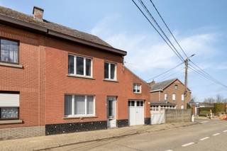 Te renoveren woning met o.a. een bewoonbare oppervlakte van 120 m², 2 slaapkamers en garage.De woning beschikt op het gelijkvloers over een...