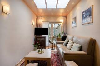 Bent u op zoek naar een strategisch gelegen woning met een inpandige garage, een zonnige tuin én de mogelijkheid om extra bewoonbare oppervlakte te creëren? <br /><br />Momenteel beschikt de woning over 2 volwaardige slaapkamers, maar de ruime zolder biedt de vaste mogelijkheid om een prachtige master bedroom of extra hobbykamer in te richten.<br /><br />INDELING: <br />Inkomhal, gezellige leefruimte met aansluitend de keuken, praktische inpandige garage, badkamer en kelderruimte. Op de eerste verdieping bevinden zich 2 slaapkamers. De zolderverdieping is bereikbaar met een vaste trap en biedt de opportuniteit tot uitbreiding. De zonnige tuin maakt het plaatje compleet.<br /><br />TROEVEN: <br />- Uitstekende ligging<br />- Inpandige garage <br />- Vensters reeds vernieuwd in 2017 <br />- Zonnige tuin <br />- Extra ruimte mogelijk op zolder<br /><br />Benieuwd naar meer info of een bezoek ter plaatse? Neem contact op met Xan via 0477 56 02 71 - xan.debaenst@dewaele.com<br /><br />Dit pand is onderworpen aan de renovatieverplichting van de Vlaamse overheid voor residentiële gebouwen (behoudens bij sloop binnen 5 jaar na de aankoop). Consulteer voor meer informatie de website van het Vlaams Energie- en Klimaatagentschap via https://www.vlaanderen.be/een-woning-kopen/renovatieverplichting-voor-residentiele-gebouwen<br /><br />Bestuursmaatregelen in het maatregelenregister: nee