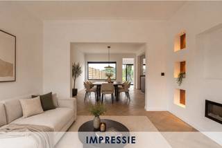 <p><strong>Instapklare, energiezuinige gezinswoning te Rijkevorsel</strong></p>
<p>Ontdek deze <strong>volledig gerenoveerde woning</strong> in Rijkevorsel. Dankzij de <strong>totaalrenovatie</strong> geniet u van een <strong>moderne afwerking</strong>, hedendaags wooncomfort en een gunstig <strong>EPC-label B</strong>.</p>
<p>Op het gelijkvloers betreedt u de woning via de inkomhal met trap naar de verdieping. De gezellige woonkamer sluit aan op de <strong>ruime leefruimte met open keuken</strong>, die dankzij de <strong>grote raampartijen</strong> geniet van veel <strong>natuurlijk licht</strong> en een mooi zicht op de tuin. De <strong>volledig uitgeruste keuken</strong> vormt het hart van de woning en biedt alle comfort voor het moderne gezinsleven. Verder beschikt het gelijkvloers over een <strong>eerste vernieuwde douchekamer</strong>, een apart gastentoilet, een praktische berging en een <strong>inpandige garage</strong>.</p>
<p>Op de eerste verdieping bevinden zich <strong>vier volwaardige slaapkamers</strong>, stuk voor stuk <strong>ruim en lichtrijk</strong>. De <strong>tweede badkamer</strong> zorgt voor extra comfort voor grotere gezinnen. Bovendien is er nog een <strong>kelder </strong>en een handige <strong>bergzolder </strong>aanwezig.</p>
<p>Daarnaast is de woning volledig uitgerust met <strong>airco’s</strong> die zowel kunnen <strong>koelen als verwarmen</strong>, wat bijdraagt aan het <strong>energiezuinige</strong> en comfortabele karakter van de woning.</p>
<p>De woning beschikt bovendien over een aangename <strong>zuidwestgerichte tuin</strong> waar u de hele namiddag en avond van de zon kunt genieten. Achteraan geniet u van een <strong>prachtig uitzicht op de omliggende velden</strong>, wat zorgt voor extra <strong>rust en privacy</strong>.</p>
<p><strong>Troeven van deze woning:</strong></p>
<ul>
<li>Energiezuinig met EPC-label B</li>
<li>2 vernieuwde badkamers</li>
<li>4 ruime slaapkamers</li>
<li>Zuidwestgerichte tuin en terras</li>
<li>Prachtig uitzicht op velden</li>
<li>Airco’s met koel- en verwarmingsfunctie</li>
</ul>