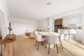 Dit volledig gerenoveerde 2-slaapkamerappartement ligt in de Tessenstraat, een zijstraat van de levendige Brusselsestraat, pal in het centrum van Leuven en vlak bij winkels, supermarkten, bushaltes, campussen en Gasthuisberg. Dankzij EPC-label B geniet u hier van hedendaags wooncomfort en een gunstig energieverbruik. Het appartement werd volledig vernieuwd: alle leidingen, boiler, warmtepomp met airco’s zijn nieuw en overal werd parket gelegd. Via de inkomhal met ingebouwd tapijt bereikt u twee ruime slaapkamers, een apart toilet, de badkamer en de lichtrijke leefruimte. De badkamer is uitgerust met een dubbele wastafel en een grote inloopdouche. Grote raampartijen zorgen voor veel daglicht in de leefruimte en geven toegang tot het terras. Aansluitend bevindt zich de open keuken, dé eyecatcher van het appartement, met keukeneiland, zitplaatsen, composieten werkblad en hoogwaardige AEG-toestellen: 5-pits kookplaat, vaatwasser, twee combi-ovens, ingebouwde koelkast en diepvries. Naast de keuken is er een zeer ruime, praktische berging met aansluiting voor wasmachine en droogkast. Extra troef is de ruime garagebox in de ondergrondse parking met aansluitende privatieve kelderberging, beide inbegrepen in de prijs. Kortom: een stijlvol gerenoveerd en centraal gelegen appartement met twee slaapkamers, terras, veel bergruimte en garagebox. Een buitenkans in hartje Leuven! Interesse? Contacteer ons via info@homies.be of 016 22 82 22.