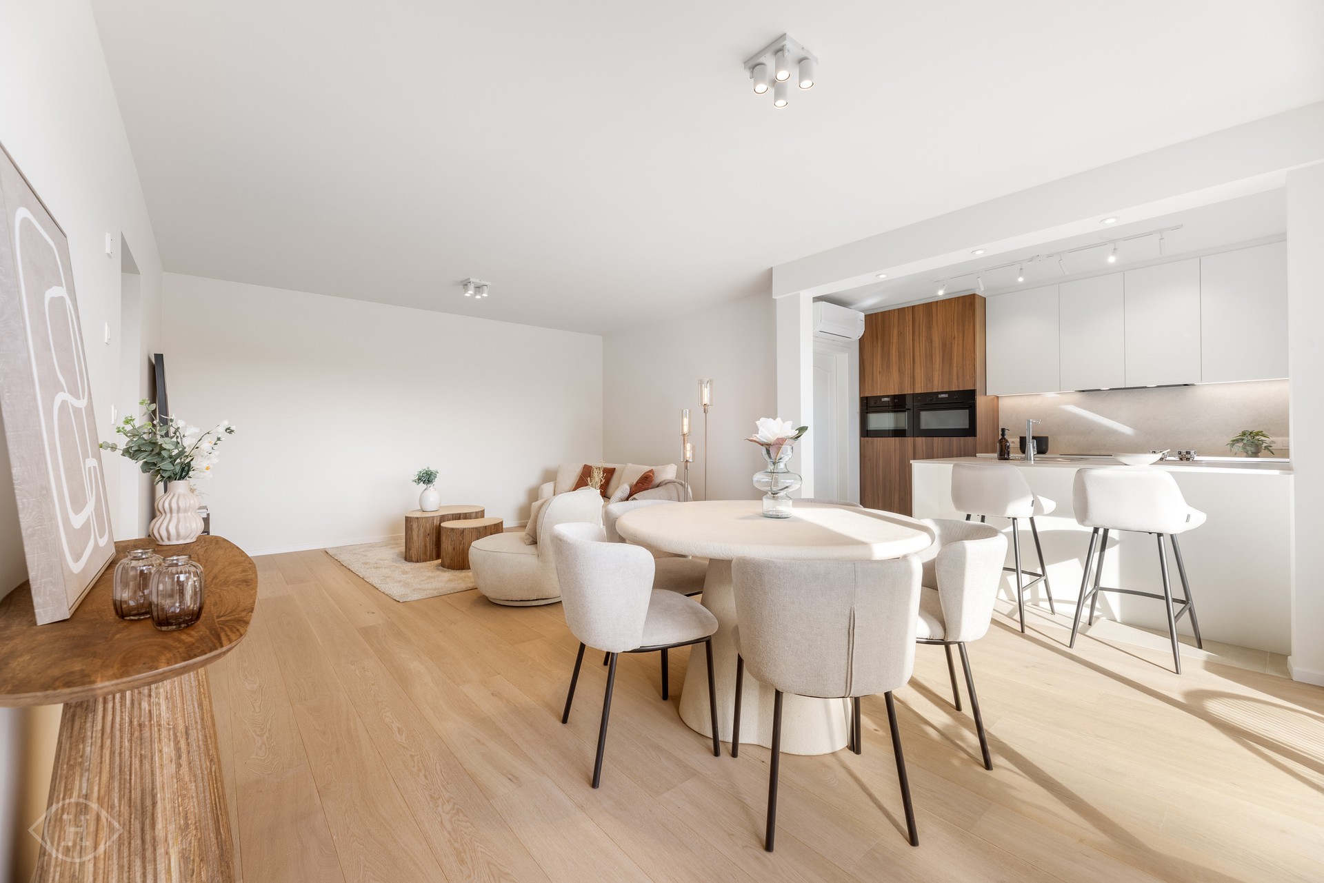 Volledig gerenoveerd 2-slpk appartement met garagebox - foto 1