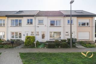 <p>We present this charming house of approximately 120 m² located in Itterbeek, in a pleasant and quiet neighborhood, while still being close to Chaussée de Ninove. Built around 1960, it currently offers 3 bedrooms with the possibility to convert the attic (gross surface of 45 m², ±25 m² livable). On the ground floor, you will find a bright 30 m² living room, a toilet, as well as a kitchen overlooking the south-facing garden, ideal for enjoying the sun. The first floor consists of 3 bedrooms (15 m², 14 m², and 8 m²) and a shower room with toilet (5 m²). The attic can be converted according to your needs. The house also features a laundry room in the basement as well as a cellar. Gas boiler. Double glazing throughout. Roof in good condition and insulated from the inside. EPC: E (renovation obligation). Electrical installation not compliant. A property with great potential in a green environment. IDEAL FOR EVERYONE.</p>
