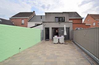 <p>Gelegen aan de Heidestraat (éénrichtingsstraat) in het pittoreske Sint-Amands, biedt deze gerenoveerde en energiezuinige 3 slaapkamer woning een ideale kans voor wie op zoek is naar een nieuwe thuis op een aantrekkelijke locatie. Het pand straalt rust uit, met lichtrijke ruime leefruimtes, wat het perfect maakt voor gezinnen of iedereen die wil genieten van een leuke thuis en de omgeving. Dankzij de centrale ligging zijn zowel lokale voorzieningen als groene gebieden (mooiste scheldebocht van Vlaanderen) snel bereikbaar, wat bijdraagt aan een ontspannen levensstijl.<br /><br />-Perceeloppervlakte 557m<sup>2</sup><br />-Bewoonbare oppervlakte 170m<sup>2</sup><br />-Gelijkvloer vloerverwarming, verdiepingen radiatoren. <br />-2 parkeerplaatsen voor de deur en zeer ruime garage (erfdienstbaarheid, via schuifpoort bereikbaar)<br />-EPC 86 kWH/(m<sup>2</sup>jaar), energielabel A. Zeer goede score!<br />-HR- beglazing, dak geïsoleerd, condenserende gas ketel, zonnepanelen en thuisbatterij,...<br />-Elektriciteit CONFORM algemeen reglement elektrische installaties <br />-Niet-asbestveilig: enkel golfplaten dak garage te verwijderen<br />-Stedenbouwkundige inlichtingen: Woongebied, geen rechterlijke maatregel of bestuurlijke maatregel opgelegd, geen verkavelingsvergunning, voorkooprecht, vergunningen. <br />-Watertoets: Het perceel te Puurs-Sint-Amands, afdeling 5, sectie A met perceelnummer 0453/00T000 bevindt zich niet in een risicozone voor overstromingen. <br /><br /><strong>Voor meer info of een bezoek bel 0475757251 of mail philip@ocvastgoed.be</strong><br /><br /><br /> </p>
<p><br /><br /> </p>
