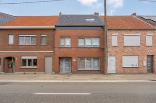 Deze zeer ruime en instapklare woning met een bewoonbare oppervlakte van 181 m² biedt alle comfort voor een groot gezin of wie graag ruim woont.<br /><br />Bij het binnenkomen komt u terecht in een ruime inkomhal op keramisch parket, met vestiaireruimte en een apart gastentoilet. Aansluitend bevindt zich de lichtrijke woonkamer van maar liefst 40 m², die overgaat in een eetkamer en volledig ingerichte keuken.<br />De keuken is uitgerust met een dubbele spoelbak, kookvuur, dampkap, koelkast met vriezer en ingemaakte kasten. Achter de keuken ligt een praktische, grote berging met extra kastruimte en aansluiting voor wasmachine en droogkast.<br /><br />De woning is in totaal uitgerust met vier volwaardige slaapkamers, waarvan er twee zich op de eerste verdieping bevinden. Verder vinden we op deze verdieping een badkamer voorzien van ligbad met douchefunctie, toilet en dubbel lavabomeubel. De tweede verdieping telt nog twee slaapkamers en veel extra bergruimte. <br /><br />Buiten geniet u van een zonnig terras en een aangename tuin van 107 m², waar u in alle rust kunt ontspannen met een prachtig uitzicht op het achtergelegen natuurgebied. Een aparte doorgang zorgt ervoor dat de tuin ook bereikbaar is langs buiten de woning, waardoor er bijvoorbeeld veilig fietsen kunnen worden opgeslagen.<br /><br />Extra: <br />- EPC: 214 kWh/m² uc: 20250624-0003632948-RES-1 (C-score -> GEEN renovatieverplichting), elektriciteit = conform! <br />- Niet gelegen in mogelijks of overstromingsgevoelig gebied, niet gelegen in afgebakend overstromingsgebied of afgebakende oeverzone, niet gelegen in risicozone overstromingen, P-score B, G-score B<br />- Wg, Gvkr, Vg, Gvv, Gmo<br /><br />Nabij school, winkels, openbaar vervoer, etc. Voor meer info ga naar www.coenenvastgoed.be of bel 03/375.82.92