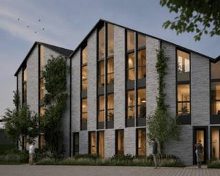Dit energiezuinig gelijkvloers nieuwbouwappartement bevindt zich op een centrale ligging, op wandelafstand van het centrum van Balen.<br /><br />Via de inkomhal met gastentoilet komt u terecht in de lichtrijke leefruimte. Deze open woonomgeving omvat een gezellige zithoek, een eetplaats en een moderne open keuken. De keuken is uitgerust met inductiekookplaat, combi-oven, koelkast, vaatwasser, afzuigkap. Vanuit de leefruimte heeft u rechtstreeks toegang tot het ruime terras van 25 m². Op het terras kan u genieten van het achterliggende groen.<br /><br /><br />De nachthal geeft toegang tot twee volwaardige slaapkamers, een berging/wasplaats en een comfortabele badkamer uitgerust met inloopdouche en dubbele wastafel.<br /><br />De appartementen zijn ontworpen met oog voor energiezuinig en duurzaam wonen. Dankzij hoogwaardige isolatiematerialen, PVC-ramen met driedubbele beglazing en de toepassing van hernieuwbare technieken geniet u van een aangenaam wooncomfort en een laag energieverbruik. Daarnaast is ook een regenwaterrecuperatiesysteem voorzien.<br /><br />Indien voldaan aan de voorwaarden kan u genieten van het verlaagd btw-tarief van 6% bij aankoop van dit nieuwbouwappartement. De geadverteerde prijs is excl. aankoopkosten (BTW en registratierechten). Inbegrepen is de afwerking zoals voorzien in het lastenboek.<br /><br />Bijzonderheden:<br />* Mogelijkheid aankoop verlaagd btw-tarief 6% i.p.v. 21%<br />* Energieneutraal<br />* Centrale ligging<br />* Regenwaterrecuperatiesysteem<br />* Gemeenschappelijke parktuin