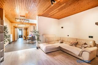 Deze woning onderging tussen 2017 en 2024 verschillende renovatiewerken: Daken werden vernieuwd, zonnepanelen, zonneboiler en batterij werden geïnstalleerd, nieuwe ramen geplaatst, …<br /><br />Bij het binnenkomen word je ontvangen in de praktische inkomhal die toegang biedt tot de leefruimte. De gezellige woonkamer sluit naadloos aan op de geïnstalleerde keuken, de aanwezigheid van een grote lichtkoepel zorgt voor extra lichtinval en een ruimtelijk gevoel. Aansluitend bevindt zich de badkamer, uitgerust met dubbele lavabo en bad, evenals aansluitingen voor wasmachine en droogkast. Afzonderlijk toilet op het gelijkvloers.<br /><br />Op de eerste verdieping bevinden zich 2 volwaardige slaapkamers, elk voorzien van verwarming en rolluiken. Een vaste trap leidt naar de zolderruimte, een veelzijdige verdieping die perfect kan dienen als 3de slaapkamer, bureau of bergruimte – volledig aanpasbaar aan jouw persoonlijke woonbehoeften.<br /><br />Achteraan de woning vind je een praktische opbergruimte, ideaal voor tuinmateriaal of opslag. De zuid gerichte tuin biedt een aangename combinatie van zon en rust, en vormt een heerlijke plek om tot rust te komen na een drukke dag.<br /><br />EPC label C - 292 kWh – geen renovatieplicht / Asbestveilig / Dubbel glas / CV op Aardgas / 10 zonnepanelen / Conformiteitsattest beschikbaar/ Beperkt KI van 431 Euro!<br /><br />De centrale ligging nabij scholen, winkels, openbaar vervoer en belangrijke invalswegen maakt van deze woning een unieke kans voor elke starter of gezin. Dankzij het beschikbare conformiteitsattest, kan deze woning direct verhuurd worden.<br /><br />Starters waarderen het betaalbare wooncomfort, gezinnen profiteren van de bereikbaarheid en investeerders herkennen meteen het potentieel van een solide, rendabele opportuniteit.<br /><br />Grijp deze kans en plan meteen jouw bezoek!