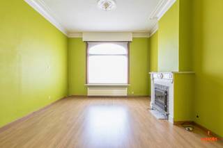 Deze burgerwoning met <strong>karaktervolle gevel</strong> heeft een uitstekende ligging. Op enkele minuten heeft u het station Gent Sint-Pieters, het historisch centrum, verschillende winkels en het openbaar vervoer. Om de hoek vindt u het <strong>Miljoenenkwartier</strong> waar u geniet van groen en rust. De woning heeft verschillende authentieke elementen zoals de originele parketvloeren, deuren en schouwen. Daarnaast heeft de woning hoge plafonds. <br /><br />U komt de woning binnen via de inkomhal waar u toegang heeft tot de woonkamer en de keuken. De <strong>woonkamer bestaat uit twee kamers</strong>, die kunnen worden ingedeeld als zithoek en bureauruimte, en is voorzien van een houthaard. Verder heeft u nog een eetplaats met toegang tot de <strong>tuin </strong>en de keuken. Vanuit de keuken gaat u naar de bergruimte/ wasplaats voorzien van een apart toilet. <br /><br />Op een eerste tussen verdiep heeft u een eerste (slaap)kamer met in het verlengde de badkamer. Verder op het eerste verdiep vindt u <strong>twee ruime slaapkamers</strong>, die via een deur in verbinding staan met elkaar. Op het tweede verdiep heeft u nog een bergruimte/ dressing, een vierde slaapkamer en een opslagruimte waar de installaties staan. Via deze opslagruimte gaat u met trap naar de zolder.<br /><br />Met de nodige renovatiewerken maakt u van deze woning een prachtige thuis! Wenst u deze woning te bezoeken, neem dan contact op via 09 278 88 88 voor het maken van een afspraak. 