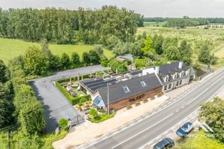 Deze prachtige brasserie is in 2024 volledig vernieuwd en gerenoveerd, waardoor het een schitterende opportuniteit vormt voor iemand die op zoek is naar een zeer goed gelegen horeca-handelspand. De inkom vertelt al meteen een verhaal van tijdloze en kwaliteitsvolle afwerking die doorheen het volledige pand terug te vinden is : de zwartmetalen structuur brengt je gasten binnen tot in een ruime en gezellige L-vormige eetzaal. De houten plafondstructuur zorgt voor een tijdloze sfeer, terwijl de raampartijen voor- en achteraan zorgen voor een aangename lichtinval. Vanachter de bar is er toegang tot een koele opbergruimte en een personeelskeuken. Vanuit de eetzaal kom je via een dubbele zwartmetalen deur tot in een heel mooie feestzaal in L-vorm, waar voorzien is in een eigen bar en vaste discobar. De open dakstructuur zorgt hier voor een heel aangename openheid en ruimtelijkheid. Deze zaal is tevens toegankelijk via een aparte ingang, die direct aansluit op de ruime parking. Tussen beide zalen bevindt zich de keuken, die ook volledig werd vernieuwd en dus voorzien is van alle mogelijke moderne keukeninstallaties. Onder de keuken vinden we een ruime kelder, en het centrale sanitaire blok - ook volledig nieuw - is tevens vanuit beide zaal bereikbaar. Buiten is er voorzien in een aantal zonovergoten terrassen, met als absoluut toetje het eigen plekje aan het water. Bovenin het pand bevindt zich een nog verder af te werken appartement, bestaande uit een grote leefruimte met open keuken (en groot terras met zicht op de landelijke omgeving), drie ruime slaapkamers (waarvan één met aanpalende dressing) en een centrale badkamer met grote inloopdouche. Inboedel is over te nemen. Inschrijven via mail naar tommy@immo-home.be, geen telefonische inschrijvingen! Volg ons op Fb en Insta. Voor meer info: www.immo-home.be. GRATIS SCHATTING &amp; GRATIS FINANCIEEL ADVIES
