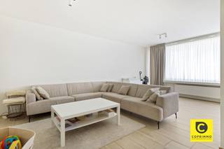 <p><span>Opbrengsteigendom gelegen in een leuke buurt!</span></p><p><span>Dit kleinschalig gebouw is gelegen in een doodlopende straat in Deurne Zuid en biedt u een uitstekende investeringskans. Het blokje zelf telt 3 appartementen die alle drie verhuurd zijn aan stabiele huurders. Twee van de 3 appartementen zijn super tof gerenoveerd.</span></p><p><span>Met een mobiscore van 9,3/10 kunnen we spreken van een toplocatie, te danken aan het uitstekend aanbod van openbaar vervoer en winkels in de omgeving alsook 3 groene oases in de onmiddellijke nabijheid: het Rivierenhof, Boekenbergpark en het te Boelaerpark. </span></p><p><span>Het dak is reeds geïsoleerd. </span></p><p><span> </span></p><ol><li><span>Gelijkvloerse verdieping : </span></li></ol><p><span>U betreedt het gebouw via de ruime inkomhal. Van hieruit krijgt u toegang tot de garage en bergingen.</span></p><p><span>Als u door de gezamenlijke hal naar achter loopt komt u binnen op de studio met 1 slaapkamer. In de inkomhal bevinden zich een toilet en vestiaire Verder is er een compacte badkamer en een kleine bergruimte. Achteraan heeft deze studio met grote ramen toegang tot een kleine gezellige tuin.</span></p><p><span> </span></p><p><span>2. 1ste en 2de verdieping</span></p><p><span>Leefruimte en keuken:</span></p><p><span>U komt binnen in de hal van het appartement met een volledige wand inbouwkasten. Ook is er een kast waar zich de aansluiting voor was- en droogkast bevindt. Vooraan het appartement ligt de leefruimte met open keuken. De keuken is voorzien van alle toestellen (inductiekookplaat, combi-oven, vaatwasser, spoelbak, dampkap...), alsook een kookeiland met eettafel en veel kastruimte. De grote ramen over de gehele gevelbreedte zorgen voor een aangename lichtinval. </span></p><p><span> </span></p><p><span>Slaapkamers:</span></p><p><span>Achteraan liggen de 2 ruime slaapkamers. De grootste slaapkamer geeft toegang tot het gezellige oost georiënteerde terras. </span></p><p><span> </span></p><p><span>Badkamer en toilet:</span></p><p><span>De badkamer heeft een ruime inloopdouche, dubbel lavabomeubel en een handdoekradiator. Er is een apart gastentoilet is apart met handenwasser.</span></p><p><span> </span></p><p><span>Kelder en parking:</span></p><p><span>Voor elk appartement is er berging voorzien waarvan 1 met aansluiting voor de wasmachine. </span></p><p><span>De garage telt een dubbele parkeerruimte en een oprit voor 2 wagens.</span></p><p><span> </span></p><p><span>Extra troeven:</span></p><p><span>-Gunstige ligging</span></p><p><span>-Gunstige EPC’s</span></p><p><span>-Ramen: dubbel glas </span></p><p><span>-Maandelijkse huurinkomst van 2705 euro/maand met nog kans op indexering.Een brutorendement van 4.5%</span></p><p><span></span></p><p><span>Heeft u graag meer info over deze investeringskans neem dan contact op met ons kantoor op www.info@coprimmo.be of 03/449 49 </span></p><p><span> </span></p>