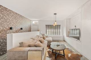 In de Gitsstraat in Kortemark treffen we deze veelzijdige halfopen woning met een uitstekende ligging, vlak bij het centrum, diverse supermarkten en met een vlotte verbinding naar de belangrijkste invalswegen. Achter deze gevel schuilt een verrassend ruime woning met een bewoonbare oppervlakte van maar liefst 202 m², waar wonen en werken perfect gecombineerd kunnen worden. Momenteel is de polyvalente ruimte ingericht als hondentrimsalon, maar deze leent zich eveneens uitstekend voor een kapsalon, schoonheidssalon, nagelstudio, praktijkruimte etc.<br /><br />Op het gelijkvloers vinden we een ruime en lichtrijke woonkamer, een geïnstalleerde keuken, een recent gerenoveerde badkamer uitgerust met een dubbele lavabo, ligbad en inloopdouche, een apart toilet en een gezellige veranda met zicht op de tuin. Daarnaast beschikt de woning over een ruime polyvalente beroepsruimte.<br />Op de eerste verdieping bevinden zich twee ingerichte, ruime slaapkamers en een praktische dressing (of slaapkamer). Via een vaste trap bereikt u de zolderverdieping, die de mogelijkheid biedt om nog twee volwaardige slaapkamers te creëren. Bovendien bevinden zich boven de beroepsruimte nog twee extra ruimtes die perfect kunnen dienen als bureau, hobbyruimte, speelkamer of extra bergruimte.<br /><br />Buiten geniet u van een aangename tuin waar u in alle rust kunt ontspannen. Daarnaast beschikt de woning over verschillende praktische bijgebouwen, ideaal als opslagruimte voor materiaal, fietsen, tuinmateriaal of andere benodigdheden.<br /><br />Bent u op zoek naar een ruime woning zonder renovatieverplichting, met tal van mogelijkheden én de ideale combinatie van wonen en werken? Contacteer Ward op het nummer 0470 20 66 88.