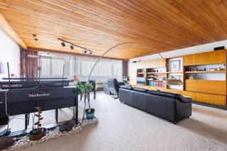 Bent u op zoek naar een ruim (100m²) appartement met twee slaapkamers, terras en garagebox? En dit op de twaalfde verdieping met een prachtig zicht? Dan stellen wij graag volgend appartement aan u voor!<br /><br />Indeling: <br />U komt binnen in de ruime woonkamer (47,5m²) waar er aan de linkerzijde een ingebouwde vestiaire is. Naast de woonkamer bevindt zicht de keuken (9,5m²) met kookplaat, dampkap, spoelbak, oven en aansluitingen voor een vaatwasser en wasmachine. Over de keuken bevindt zich de badkamer (4m²) met vernieuwde inloopdouche en dubbele lavabo. Er is een apart gastentoilet. Verder zijn er twee slaapkamers (13m² &amp; 10m²) en is er vooraan een terras (14m²) over de gehele lengte van het appartement.<br /><br />Afgesloten garagebox in een ondergronds complex mee aan te kopen aan € 30.000 (exclusief van de vraagprijs).<br /><br />Ligging:<br />Uiterst centrale ligging op enkele meters van verbindingswegen, openbaar vervoer, winkels, Rivierenhofpark, ...<br /><br />Pluspunten:<br />- Centrale ligging maar toch in het groen nabij Rivierenhof!<br />- Ruim terras<br />- Garagebox <br />- Gunstig EPC-label (B)<br />Voor meer informatie of een bezichtiging kan u One vastgoed steeds bereiken op volgend nummer 03 360 85 30.