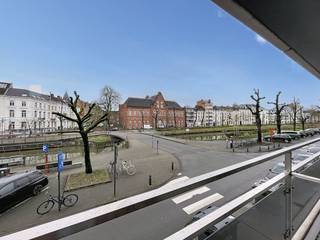 Deze ruime studio situeert zich op de eerste verdieping met prachtig uitzicht op de Coupure te Gent. Dankzij het terras is het er aangenaam...