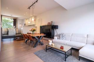 <p><strong>Een unieke combinatie van wonen, werken en genieten, met het centrum van Brugge op wandelafstand!</strong> Deze stijlvolle en veelzijdige woning biedt een lichtrijke leefruimte, een aparte praktijk-/werkruimte en tal van mogelijkheden voor een flexibele invulling. De woning beschikt over <strong>drie terrassen</strong>, waardoor u doorheen de dag heerlijk van de <strong>zon en het buitenleven</strong> kunt genieten.</p>
<p>Indeling: <br />Op het gelijkvloers bevindt zich momenteel een <strong>praktijkruimte met wachtruimte, toilet, douche en lavabo</strong>. Dankzij de flexibele indeling kan deze ruimte ook perfect dienstdoen als kantoor, hobbyruimte of extra woonruimte/kangoeroewoonst (douche en aansluitingen badkamer reeds voorzien). Bovendien is er de mogelijkheid om <strong>één à twee extra slaapkamers</strong> te creëren.<br />De leefruimte met open keuken bevindt zich op de eerste verdieping en geeft rechtstreeks uit op één van de terrassen. Dankzij de grote raampartijen geniet u van veel natuurlijk licht. <br />Op de tweede verdieping bevinden zich <strong>twee slaapkamers</strong>, waarvan één met een ruime ensuite badkamer en de andere met dubbele regendouche, ligbad en lavabo. Vanuit de hoofdslaapkamer heeft u toegang tot een eigen terras <strong>met zicht op de Damse Vaart</strong>.</p>
<p><strong>Een veelzijdige woning met ruimte voor wonen, werken én genieten, op een topligging nabij het centrum van Brugge.<br /><br />Contacteer Bonne Vastgoed 7 dagen op 7 voor meer info via 050/73.73.73 of via info@bonnevastgoed.be </strong></p>
<p></p>