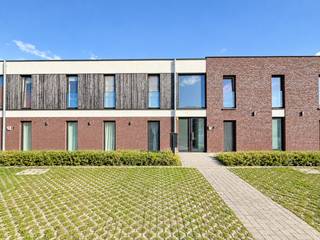 In het rustige en landelijke Sint-Amands vinden we dit gelijkvloers appartement terug gelegen in residentie Marthe Massin. Het appartement bevindt zich op een uitstekende locatie, op wandelafstand van scholen, winkels en openbaar vervoer. Bovendien bevindt de residentie zich in een doodlopende straat vlakbij de Schelde, waar je een aangename wandeling kan gaan maken. Het gebouw springt meteen in het oog door de sfeervolle, aangename gevel die de nodige rust uitstraalt.<br /><br />We betreden het appartement via de inkomhal, die toegang geeft tot de comfortabele leefruimte. Aansluitend bevindt zich de volledig uitgeruste badkamer, voorzien van een inloopdouche en dubbele lavabo. Vanuit de leefruimte heb je rechtstreeks toegang tot het terras en de tuin, ideaal om tijdens de zonnige dagen heerlijk buiten te genieten.<br /><br />De keuken is modern en uitgerust met alle toestellen. Een praktische berging bevindt zich naast de keuken.<br /><br />Verder geeft de nachthal toegang tot het gastentoilet alsook twee comfortabele slaapkamers waarvan één momenteel dienst doet als dressing.<br /><br />De tuin kan je eenvoudig bereiken via het achterpoortje. Verder is de tuin voorzien van een tuinhuis.<br /><br />Last but not least, is er een gemeenschappelijke fietsenberging aanwezig.<br /><br />Het appartement is beschikbaar vanaf 1 december.<br />De gemeenschappelijke kosten per maand bedragen €60,00.<br /><br />Ben je op zoek naar een comfortabel gelijkvloers appartement in een doodlopende straat?<br />Contacteer ons gerust via roy@julimmo.be of 0498 62 74 71.