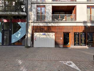 Ondergrondse parkeerplaats tussen het MAS en de Londenbrug. <br />De parking is bereikbaar via een autolift. <br />Afmetingen: 250cm x 500cm. Smalste punt van de parkeerplaats is 230cm omwille van een steunpaal.