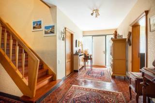 Deze karaktervolle villa bevindt zich in de gegeerde buurt van ‘De Oude Belgen’ in de wijk Koningshof, op een uiterst rustige en residentiële ligging te Schoten. De woning werd in 1973 gebouwd en is gelegen op een uitzonderlijk royaal perceel van maar liefst 3.156 m². Dankzij de solide, volledige betonstructuur, de bijzonder ruime indeling en de aangename zuidwest georiënteerde tuin biedt deze woning een uitstekende basis voor wie op zoek is naar ruimte, privacy en tal van mogelijkheden op een AAA-locatie.<br /><br />We betreden de woning via de ruime inkomhal. Aan de rechterzijde bevindt zich een afzonderlijk bureau, ideaal voor wie van thuis uit werkt. Aan de linkerzijde treffen we de keuken, die rechtstreeks toegang biedt tot het terras en de tuin. Achteraan bevindt zich de absolute blikvanger van het gelijkvloers: een riante lichte leefruimte van maar liefst 52 m², met aangenaam zicht op het groen. Verder vinden we op dit niveau een hal met vestiaire, een afzonderlijk gastentoilet en een royale inpandige garage. In de garage bevinden zich tevens de in 2021 vernieuwde verwarmingsinstallatie en de aansluitingen voor wasmachine en droogkast.<br /><br />De eerste verdieping werd eveneens bijzonder ruim opgevat. Hier bevinden zich maar liefst vier volwaardige slaapkamers, allen groter dan 20 m², een ruime badkamer, een afzonderlijk toilet en een bijkomende douchekamer die momenteel enkel voorzien is van een lavabo. De royale nachthal versterkt het open en ruime gevoel van deze verdieping.<br />Daarnaast beschikt de woning over een grote zolder, bereikbaar via een zolderluik en momenteel niet in gebruik. Ook aan bergruimte is er geen gebrek: er is een ruime kelder van circa 34 m² aanwezig, terwijl de overige delen van de woning voorzien zijn van kruipruimte.<br /><br />Buiten geniet u van een bijzonder aangename zuidwest georiënteerde tuin, waar rust en privacy centraal staan. Achteraan de tuin bevindt zich nog een mooi groen en bosrijk gedeelte. Een tuinhuis van circa 16 m² biedt tot slot bijkomende praktische bergmogelijkheden.<br /><br />Kortom, een bijzonder ruime en degelijk gebouwde villa op een uitzonderlijk perceel van 3.156 m², gelegen in één van de meest residentiële en rustige omgevingen van Schoten. Een eigendom met een sterke basis, royale volumes en bijzonder veel potentieel voor wie op zoek is naar een woning die volledig naar eigen smaak kan worden ingericht en gemoderniseerd.<br /><br />Voor de volledige fotoreportage (en schetsmatige indeling) => surf naar www.vbvastgoed.be<br /><br />Interesse in dit eigendom? Neem contact op met VB Vastgoed via 03 337 50 70 of info@vbvastgoed.be voor meer informatie of een bezichtiging.