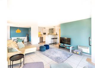 <strong>Uniek hoekappartement in hartje Oostduinkerke – uw droomverblijf aan de kust!</strong><br /><br />Geniet van ruim wonen op toplocatie! Dit stijlvol hoekappartement van maar liefst 96 m² bevindt zich op de vijfde verdieping van de kwalitatieve residentie Promenade (2003) – strategisch gelegen op de hoek van de Astridlaan en de Albert I Laan, pal in het bruisende commerciële centrum van Oostduinkerke.<br /><br />Of u nu op zoek bent naar een ruim en lichtrijk tweede verblijf of een vaste woonst aan zee: dit appartement biedt u alles wat u nodig heeft.<br /><br />Het appartement werd als volg ingedeeld: Ruime inkomhal | Lichtrijke leefruimte met volledig uitgeruste open keuken, uitgevend op balkon | eerste slaapkamer | Tweede ruime slaapkamer met ingebouwde kasten én toegang tot een tweede balkon | Afzonderlijk toilet | Badkamer met 2 lavabo's, een douche én een bad | Extra ruime berging met aansluiting voor wasmachine.<br /><br /><strong>Optie</strong>: privé-parkeerplaats in de residentie beschikbaar voor slechts € 35.000<br />Gemeenschappelijke fietsenberging aanwezig.<br /><br />Mis deze unieke kans niet en contacteer ons vandaag nog voor een bezichtiging!