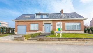 <p>Discover this well-built and spacious home, ideally located in a quiet dead-end street. With only light renovation needed, it offers the perfect foundation for anyone looking to create a warm and characterful family home.</p>
<p>The ground floor welcomes you with a large entrance hall offering space for a cloakroom and separate toilet. The bright living room with a cozy open fireplace connects to the fully equipped kitchen, which has direct access to the terrace and surrounding garden. You’ll also find a study (which can serve as an extra bedroom), two bedrooms, and a garage with a maintenance pit – ideal for DIY enthusiasts or car lovers.</p>
<p>The first floor features a third bedroom and two spacious attic rooms, perfect for conversion into additional bedrooms or hobby spaces.</p>
<p>The basement offers two large cellars: one currently used as a wine cellar and another housing the heating system.</p>
<p>The garden wraps around the house and includes a partially covered terrace, accessible from the garage, kitchen, and living room – a lovely spot to enjoy outdoor living year-round.</p>
<p>The house is equipped with roller shutters and an alarm system. An excellent opportunity for those seeking peace, space, and renovation potential!</p>
<p>EPC: 748 kWh/m²</p>