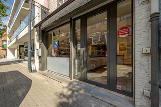 Ontdek dit unieke handelspand in het bruisende hart van de gemeente Haacht. Dit voormalige bakkerspand, waar voorheen een succesvolle bakkerij...