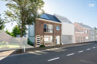 Op zoek naar een instapklare en energiezuinige woning met uitzonderlijk veel buitenruimte? <br />Deze verzorgde woning in Kalken combineert dit allemaal! <br /><br />De woning beschikt over een dubbele leefruimte, een functionele keuken en twee volwaardige slaapkamers. Daarnaast is er een geïsoleerde zolder die, mits het plaatsen van een vaste trap, de mogelijkheid biedt om ingericht te worden als derde slaapkamer.<br />Een absolute troef is de bijzondere tuin. Deze bestaat uit een mooi aangelegd gedeelte en een grote gazonzone daarachter. <br />Extra genieten kan op het zonneterras.<br /><br />Ook op energievlak scoort deze woning sterk: EPC-label B én zonnepanelen aanwezig<br /><br />Interesse in deze parel?<br /><br />Contacteer Top Vastgoed voor een bezoek op 0475 700 700!