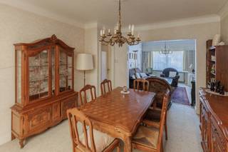 Vlakbij het centrum van Gijzegem, in een rustige, doodlopende straat, bevindt zich deze ruime en aangename woning. Op het gelijkvloers vinden we...