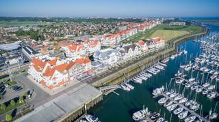 Ontdek dit uitzonderlijk handelspand aan de jachthaven, strategisch gelegen aan het begin van de promenade tussen Nieuwpoort-Bad en Nieuwpoort-Stad. Deze levendige verbinding voor wandelaars en fietsers zorgt voor een constante passage. Daarnaast bevinden zich een tramhalte en gratis parkeermogelijkheden vlakbij.<br /><br />Het pand beschikt over twee terrassen: een terras met ochtend/middagzon en prachtig zicht op de jachthaven, en een tweede zuidgericht terras waar je de hele namiddag van de zon kunt genieten.<br /><br />Het pand geniet van volgende indeling:<br />Eerste terras met zicht op de Jachthaven, ruime ontvangsthal, lounge, polyvalente ruimte met ruime capaciteit uitgevend op het tweede zuidgerichte terras, uitnodigende bar, royale keuken en twee toiletten.<br /><br />Kortom een unieke kans om uw zaak te vestigen op een absolute toplocatie aan de jachthaven van Nieuwpoort. Interesse? Neem gerust contact op voor meer informatie of een bezoek.
