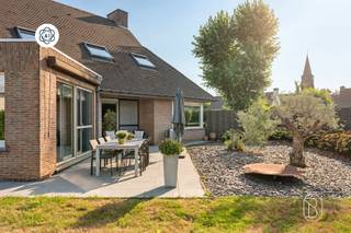Op zoek naar een ruime woning waar wonen, werken en comfort moeiteloos samenkomen? Deze open bebouwing in de Sint-Laurentiusstraat in Wielsbeke biedt bijzonder veel mogelijkheden dankzij haar royale volumes, perceel van 1.007 m² en de aanwezige praktijkruimte.De woning beschikt over 3 slaapkamers, een bureau, badkamer, zolder en garage. Een grote extra troef is de huidige tandartspraktijk, ideaal voor wie een vrij beroep of professionele activiteit aan huis wil uitoefenen. Uiteraard kan deze ruimte ook perfect een andere invulling krijgen. Aansluitend aan de praktijkruimte bevindt zich bovendien een praktische berging, die uitstekend kan worden ingericht als wasruimte. Zo blijven het woon- en werkgedeelte praktisch van elkaar gescheiden.Ook energetisch zit deze woning goed: ze beschikt over een EPC-label B en zonnepanelen. De volledig uitgeruste keuken, het reeds geïnstalleerde Mappy-laadstation voor elektrische wagens, het terras en de ruime tuin maken het wooncomfort compleet.Ook de ligging is een belangrijke troef. De woning bevindt zich in een rustige doodlopende straat met weinig doorgaand verkeer, ideaal voor wie rustig wil wonen en tegelijk vlot bereikbaar wil blijven.Een veelzijdige eigendom voor gezinnen, zelfstandigen of vrije beroepen die op zoek zijn naar ruimte, een gunstig EPC en de mogelijkheid om wonen en werken te combineren in Wielsbeke.Interesse? Neem gerust contact met ons op voor meer informatie of een bezoek ter plaatse.Te koop via Immo Beguin, jouw vastgoedexpert sinds 2009, met kantoren in Ronse, Waregem, Kortrijk, Deinze, Doornik, Lessines, Moeskroen en Nieuwpoort.Meer info of bezoek via luna@immobeguin.be