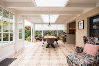 Voor verdere info of een vrijblijvende waardebepaling van uw eigendom: marco@homixx.be of 016 199 343.<br /><br />Ontdek deze hoogwaardig afgewerkte open bebouwing waar kwalitatief wonen, energiezuinigheid en een ontspannen zuiderse sfeer naadloos samenkomen. <br /><br />Bij het betreden van de woning komt u via de inkomhal – uitgerust met een vestiaire en een apart gastentoilet – terecht in het hart van het huis. De sfeervolle leefruimte valt op door haar karaktervolle gietijzeren ramen en een warme houten vloer. Deze staat in directe verbinding met de open, volledig uitgeruste keuken. Met topapparatuur zoals een stoomoven en een combi-oven is koken hier een waar plezier.<br /><br />De woning beschikt over een praktische indeling met drie volwaardige slaapkamers, een aparte bureauruimte en een functionele wasplaats. De stijlvolle badkamer biedt alle comfort en is voorzien van zowel een ligbad als een inloopdouche. De ruime zolderverdieping is volledig geïsoleerd en vlot bereikbaar via een uitschuifbare trap. Buiten geniet u van een prachtige verbinding tussen de woning, het terras en de mooi aangelegde tuin met zwembad<br /><br />Dankzij de rustige ligging en de recente energiezuinige vernieuwingen - EPC B - geniet u hier in alle privacy van het ultieme vakantiegevoel.