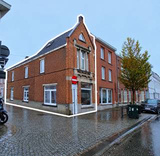 Charmante hoekwoning met karakter, zij-ingang en mogelijkheden in hartje Oudenaarde
Deze karaktervolle woning geniet van een uitstekende, centrale ligging, waarbij winkels, scholen, horeca, openbaar vervoer en andere dagelijkse voorzieningen allemaal vlot te voet bereikbaar zijn. Dankzij de ligging op de hoek beschikt de woning bovendien over een handige zij-ingang. Een absolute meerwaarde voor wie fietsen, boodschappen of andere spullen gemakkelijk binnen en buiten wil brengen.
De woning werd reeds gedeeltelijk gerenoveerd en is direct bewoonbaar, maar biedt nog ruimte om verder af te werken en er volledig uw eigen thuis van te maken. (elektriciteit is conform) De charmante gevel geeft de woning meteen een warme en authentieke uitstraling.
Op het gelijkvloers vinden we onder meer een gezellige leefruimte en een keuken, aangevuld met een praktische wasplaats/berging. Deze ruimte is eveneens ideaal om fietsen veilig binnen te plaatsen. Verder beschikt de woning over een droge kelder, handig als extra opslagruimte.
Op de verdieping zijn er momenteel twee volwaardige slaapkamers en een overloop. De ruime zolder biedt vervolgens nog een mooie opportuniteit om een derde slaapkamer of extra polyvalente ruimte te creëren.
Ook technisch zijn er reeds belangrijke troeven aanwezig: het dak werd mooi geïsoleerd en de woning beschikt over ramen met dubbele beglazing.
Achteraan is er een kleine, onderhoudsvriendelijke buitenruimte, ideaal om bijvoorbeeld de vuilnisbak te plaatsen.
Kortom: een charmante en karaktervolle woning op een topligging in Oudenaarde, reeds gedeeltelijk gerenoveerd en meteen bewoonbaar, maar met nog tal van mogelijkheden om verder af te werken en volledig naar eigen smaak in te richten. (elektriciteit keuring in aanvraag )
Een woning met charme, comfort en vooral veel mogelijkheden. Zeker een bezoekje waard!
Exclusief te koop aangeboden via de Oximo online verkoopsprocedure. Voor registratie en aanvaarding van de verkoopsvoorwaarden zie www.oximo.be.