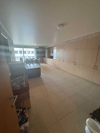 Appartement met 3 slaapkamers, gelegen op de 1e verdieping, beschikbaar vanaf 1 september 2025.