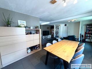 <p>Zeer groot appartement op een boogscheut van Mechelen centrum<br />Dit super toffe appartement ligt helemaal in het begin van Nekkerspoel op 3 min fietsen van het centrum van Mechelen. Het is een top uitvalsbasis maar biedt ook voldoende rust van zodra je thuiskomt in de woning! <br /><br />Op de tweede verdieping van dit kleinschalige gebouw bevindt zich dit toffe appartement met een grote en gezellige leefruimte, aansluitende keuken, badkamer met ligbad-douche combinatie, dubbele lavabo, toilet en aansluitingen voor wasmachine. Er zijn ook 3 slaapkamers waarvan eentje met trapluik naar de grote zolder die voor een groot deel afgewerkt is en dus nog kan gebruikt worden als hobbykamer. <br /><br />Een ideaal appartement voor mensen die graag dichtbij alles willen wonen met heel veel woonruimte en veel opbergruimte.<br />Dankzij de goede ligging ben je snel op de stadsring, R6, Tangent en autosnelwegen, alsook met de fiets ben je snel in het centrum of aan supermarkten, apothekers, ... <br />Beschikbaar op 01/08/2026<br />Er zijn geen vaste maandelijkse kosten, éénmaal per jaar wordt er een afrekening opgemaakt van de electriciteit van de gemeenschappelijke delen.<br />EPC C</p>