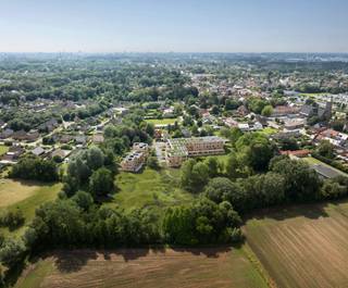 <p>In Sint-Amandsberg, net buiten het centrum van Gent, ontstaat een uniek woonproject op een plek met karakter. Waar ooit een historische tuinvilla stond, verrijst binnenkort Het Porfier: een hedendaagse en duurzame woonplek met 27 appartementen en 8 woningen harmonieus ingebed in het groen.</p><p>Het Porfier is uitstekend gelegen: op wandelafstand van scholen, winkels, parken en buurtvoorzieningen. Per fiets ben je in een kwartier in Gent-centrum. Ook de R4, E17 en E40 zijn vlot bereikbaar. Rond een autoluw erf en een royale landschapstuin groeit hier een leefomgeving die rust ademt en tegelijk verbonden blijft met de stad. De site grenst aan een natuurgebied dat niet alleen het uitzicht bepaalt, maar ook het ritme van het wonen.</p><p>Het Porfier biedt licht, lucht en comfort in overvloed. Zuid- of westgerichte leefruimtes met terras, grote raampartijen en een doordachte indeling zorgen voor een open gevoel, het hele jaar door. Met geothermie, passieve koeling en warmterecuperatie is Het Porfier klaar voor de toekomst. Autoluw, energiezuinig en ontworpen met oog voor elke vierkante meter natuur. REEDS 60 % VERKOCHT!</p><p>Contacteer ons snel voor afspraak in ons verkoopkantoor op de site.</p>
