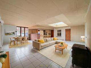 <h3><span>🏠 Ontdek je nieuwe thuis tijdens het weekend van de <strong>OPENKIJKDAGEN</strong>!<br />📅 <strong>Zaterdag 21 maart </strong><strong>⏰</strong><strong>  13u tot 14u30</strong><br />📌 <strong>Vrij toegankelijk – GEEN afspraak nodig</strong><br />📞 Wil je eerder al een kijkje nemen? Bel ons op ☎️ <strong>055 30 92 90</strong></span></h3>
<br />CHARMANTE WONING met OMHEINDE TUIN en VRIJ UITZICHT op EEN BOOGSCHEUT van het stadscentrum. Deze VERDER AF TE WERKEN GEZINSWONING onderging reeds verschillende ingrepen en kan MITS HET PLAATSEN VAN CV een GUNSTIG EPC-label C bekomen. Ze combineert COMFORTABEL WONEN met een GUNSTIGE LIGGING en OPTIMALE PRIVACY. U wordt verwelkomd via de inkomhall die leidt naar een gezellig salon en een PRAKTISCHE HOBBYRUIMTE, gevolgd door een lichtrijke leefruimte van meer dan 45 m² met open keuken en directe toegang tot het OVERDEKT TERRAS, ideaal voor gezellige momenten binnen en buiten. De badkamer met wasruimte bevindt zich eveneens op het gelijkvloers. Op de 1ste verdieping tellen we 3 ruime slaapkamers en een 2de badkamer (recent vernieuwd), wat het dagelijks comfort aanzienlijk verhoogt. De 2de verdieping biedt een mezzanine en een extra ruimte die perfect dienst kan doen als bureau of opslag. De volledig omheinde tuin met prachtig vrij uitzicht vormt een echte troef, terwijl de ELEKTRISCHE POORT, garage en oprit zorgen voor veiligheid en PARKEERGEMAK. ASBESTVEILIG en STRATEGISCH GELEGEN nabij winkels, scholen en openbaar vervoer is dit een warme woning met sterke ligging die beslist uw bezoek waard is.<br /><br />Adres: Elzeelsesteenweg 514 te Ronse<br /><br />EPC: 533kWh/m², G-score en P-score A, Renovatieverplichting van toepassing