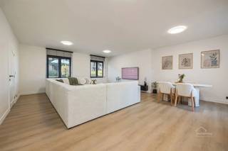 <p><span>Prachtig gerenoveerde woning met 4 slaapkamers en een showroom in Bornem!</span></p><p><span>Gunstig gelegen met dagelijkse voorzieningen op korte afstand en een vlotte verbinding naar belangrijke invalswegen.</span></p><p><span> </span></p><p><span>Ben jij op zoek naar een uitzonderlijk ruime, instapklare woning die comfortabel wonen en werken naadloos combineert?</span></p><p><span>Met maar liefst </span><span>232m²</span><span> (cfr. EPC) en een grondige, </span><span>recente renovatie</span><span> biedt dit pand een uniek ruimtegevoel en eigentijds wooncomfort.</span></p><p><span> </span></p><p><span>Bij het betreden van de woning kom je via de inkomhal in de </span><span>ruime leefruimte</span><span> dewelke geniet van </span><span>veel natuurlijke lichtinval</span><span>. Dankzij de gesloten indeling geniet je hier veel van rust en gezellige sfeer.</span></p><p><span>Vanuit de leefruimte loop je door naar de</span><span> volledig ingerichte keuken</span><span>, voorzien van alle toestellen, inclusief extra waterfilter voor zuiver drinkwater, en met ruim voldoende plaats voor een </span><span>gezellige eetruimte</span><span>.</span></p><p><span>Via de grote schuifdeur stap je zo vanuit de keuken het </span><span>uitnodigende, zonnige terras en de diepe tuin</span><span> op.</span></p><p><span>Op het gelijkvloers is er een </span><span>apart gastentoilet</span><span> aanwezig.</span></p><p><span> </span></p><p><span>Op de </span><span>1ste verdieping</span><span> bevinden zich de </span><span>3 volwaardige slaapkamers</span><span>.</span></p><p><span>De strak </span><span>afgewerkte badkamer</span><span> is voorzien van een inloopdouche, dubbele wastafel en toilet. Hier is ook een </span><span>aansluiting voor wasmashine en droogkast </span><span>voorzien die esthetisch in een kast is weggewerkt.</span></p><p><span> </span></p><p><span>Op de </span><span>2de verdieping </span><span>bevindt zich de </span><span>ingerichte zolderkamer. </span><span>Deze ruimte vormt een prachtige </span><span>vierde slaapkamer</span><span> of kan dienstdoen als thuisbureau.</span></p><p><span>Aansluitend op de zolderkamer is er een </span><span>praktische berging</span><span> aanwezig.</span></p><p><span> </span></p><p><span>In de tuin bevindt zich een </span><span>hoogwaardige commerciële ruimte</span><span>. Deze beschikt over een </span><span>eigen toegang</span><span> en biedt een waaier aan </span><span>professionele mogelijkheden</span><span>. </span></p><p><span>Deze ruimte vormt de ideale basis voor het uitoefenen van een vrij beroep of een zelfstandige activiteit.</span></p><p><span>Om de veiligheid extra te waarborgen is het eigendom uitgerust met een</span><span> beveligingscamerasysteem</span><span>.</span></p><p><span>De oprit beschikt over een </span><span>laadpaal voor elektrisch laden</span><span> en voor optimaal dagelijks comfort zijn alle ramen voorzien van </span><span>vliegenramen</span><span> en is de woning uitgerust met </span><span>een waterontharder.</span><span> </span></p><p><span>Tenslotte is er een </span><span>kelderberging</span><span> beschikbaar.</span></p><p><span> </span></p><p><span>Troeven:</span></p><ul><li><span>EPC B</span></li><li><span>Volledig gerenoveerd en instapklaar</span></li><li><span>232m²</span></li><li><span>4 slaapkamers</span></li><li><span>Commerciële ruimte/ showroom</span></li><li><span>Beveiligingscamerasysteem</span></li><li><span>Ruim terras en tuin</span></li></ul><p><span> </span></p><p><span>Heb jij interesse in deze woning of wen je een vrijblijvend advies met gratis schatting van uw eigendom? Neem gerust contact met ons op! </span></p><p><span> </span></p><p><span>Jessica Wojcik</span></p><p><span><span>Jessica@homeforyou.be</span></span></p><p><span>+32 488 24 97 20</span></p><p><span>7/7 bereikbaar</span></p>