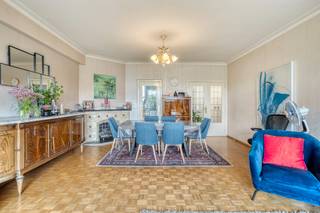 Licht en ruim 3-slaapkamerappartement met terras, vlak aan het stadspark! Op zoek naar een ruim appartement met veel licht, een toplocatie én een heerlijk uitzicht? Dan is dit pareltje op de 7de verdieping iets voor jou!<br /><br />Dit appartement heeft alles wat je nodig hebt: een grote, gezellige leefruimte met veel natuurlijke lichtinval, een ingerichte keuken met aansluitend terras (ideaal voor je ochtendkoffie), én drie volwaardige slaapkamers. Eén van die kamers heeft zelfs een eigen terras!<br /><br />Er is een aparte badkamer, maar ook nog een extra toilet met doucheruimte. Handig voor een groot gezin of als je gasten over de vloer hebt. Het gebouw zelf is goed onderhouden en rustig,  je zit op een steenworp van het stadspark. Alles wat je nodig hebt – winkels, openbaar vervoer, ontspanning – is binnen handbereik.<br /><br />Kort samengevat:<br /><br />7de verdieping met mooi uitzicht<br />Ruime leefruimte met veel licht<br />3 volwaardige slaapkamers<br />2 terrassen<br />Badkamer én aparte doucheruimte met toilet<br />Goed onderhouden gebouw op toplocatie<br />2 kelderbergingen<br /><br />Klinkt goed? Bel of mail ons voor een bezoek – dit is zo’n kans die je niet wil missen!