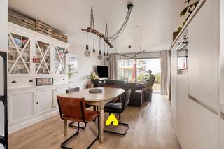 <u><em><strong>Profitez de ce bel appartement de plain-pied prêt à emménager dans la Résidence Maurice Calmeyn.</strong></em></u><br /><br />Le spacieux séjour est agrémenté d'un joli sol en stratifié et d'un mur d'accent en bois chaleureux.<br />Grâce aux grandes baies vitrées, vous avez un accès direct à la terrasse ensoleillée et agréable où vous pourrez profiter de moments en extérieur.<br /><br />La cuisine ouverte, au design moderne, s’intègre parfaitement au séjour. La cuisine est finie en blanc épuré, offre de nombreux espaces de rangement et est équipée d’appareils encastrés contemporains. Une porte en verre noir sur mesure sépare élégamment la cuisine du hall d'entrée.<br /><br />La chambre spacieuse est aménagée de manière pratique avec un grand mur de placards ouverts.<br /><br />La salle de bain dispose d'une baignoire et d’un meuble-lavabo.<br />De plus, l'appartement comprend des toilettes séparées.<br /><br />Enfin, vous trouverez un espace de rangement pratique avec une connexion pour votre machine à laver.<br />L'appartement est également équipé d'un adoucisseur d'eau avec détection de fuite intégrée.<br /><br /><strong>AVANTAGES :</strong>
<ul>
<li>Terrasse agréable</li>
<li>Situé à 300 m de la plage</li>
<li>Complètement prêt à emménager et finitions modernes</li>
</ul>
<br /><strong>Confort supplémentaire et équipements économes en énergie :</strong>
<ul>
<li>Tous les appareils à accumulation ont été remplacés par un chauffe-eau instantané efficace.</li>
<li>Les radiateurs de chauffage ont été remplacés par des éléments économes en énergie de la marque de qualité Aterno.</li>
<li>L'adoucisseur d'eau est équipé d'une détection de fuite automatique pour une sécurité accrue.</li>
</ul>
<br />Avec l'installation d'une pompe à chaleur, l'appartement peut obtenir un label EPC B favorable (156 kWh/m² an).