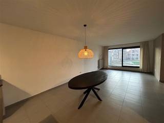 Gezellig appartement met 2 slaapkamers, 2 terassen, autostaanplaats en kelderberging in het centrum van Maaseik. ALGEMEEN- Appartement gelegen op...