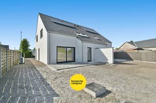 Op een rustige maar tegelijk centrale ligging in Gistel verrijst deze hedendaagse nieuwbouwwoning. De woning werd ontworpen met bijzondere aandacht voor lichtinval, ruimtegevoel en een functionele indeling, waardoor ze perfect aansluit bij de noden van het moderne gezinsleven.<br /><br />Via de inkomhal met gastentoilet komt u terecht in de aangename en lichtrijke leefruimte. Dankzij de grote raampartijen ontstaat een mooie connectie met het terras en de tuin, wat zorgt voor een open en ruimtelijk gevoel. De open keuken vormt samen met de leefruimte het centrale hart van de woning en is ideaal voor gezellige familiemomenten en ontspannen avonden. Aansluitend bevindt zich een praktische was- en bergruimte. Op de verdieping zijn drie volwaardige slaapkamers voorzien, samen met een stijlvolle badkamer uitgerust met een ligbad, inloopdouche en dubbele lavabo. Daarnaast beschikt de verdieping over een afzonderlijk toilet. De zolderruimte biedt bijkomende opbergmogelijkheden en is perfect bruikbaar als stockageruimte.<br /><br />Voor de afwerking werd gekozen voor kwalitatieve, duurzame en onderhoudsvriendelijke materialen die bijdragen aan een tijdloze uitstraling en een optimaal wooncomfort. Dankzij de combinatie van zonnepanelen, een warmtepomp, vloerverwarming en een ventilatiesysteem geniet u bovendien van een uiterst energiezuinige woning met een laag energieverbruik.<br /><br />Ook buiten werd aan alles gedacht zodat u meteen zorgeloos kunt genieten. De woning beschikt over een aangelegd terras, private parkeerplaatsen, een genivelleerde tuin en een groene scheidingshaag die zorgt voor extra privacy en een aangename buitenbeleving.<br /><br />De ligging is zonder twijfel een belangrijke troef. U woont hier in een rustige omgeving met winkels, scholen, horeca en openbaar vervoer op korte afstand. Bovendien zorgt de vlotte verbinding met de autosnelweg voor een uitstekende bereikbaarheid.<br /><br />Deze nieuwbouwwoning combineert modern wooncomfort, kwalitatieve afwerking en een rustige maar centrale ligging in het hart van Gistel.<br /><br />E-peil: 21 - S-peil: 28 ~ Vg, Wg, Gvkr, Gvv, Gmo ~ Ref. MI24864