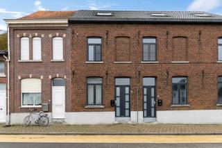 <strong><span>Luxueus gerenoveerde rijwoning met zuidgerichte tuin en garage in Zichem</span></strong><br />In het gezellige <strong><span>Zichem, deelgemeente van Scherpenheuvel</span></strong>, bevindt zich deze <strong><span>instapklare rijwoning</span></strong> die in <strong><span>2020 volledig werd gerenoveerd</span></strong> met oog voor kwaliteit, comfort en uitstraling. Dankzij de <strong><span>warme afwerking met houten accenten</span></strong> ademt deze woning pure gezelligheid, gecombineerd met een hedendaagse, luxueuze stijl.<br /><br />Via de <strong><span>inkomhal</span></strong> betreed je het gelijkvloers, waar een <strong><span>ruime open leefruimte</span></strong> je meteen verwelkomt. De <strong><span>open keuken</span></strong> geniet van een aangename <strong><span>natuurlijke lichtinval</span></strong> en vormt het hart van de woning, ideaal voor gezellige familiemomenten of etentjes met vrienden. Verder is er een <strong><span>aparte berging/wasplaats</span></strong>, praktisch en netjes uit het zicht.<br /><br />De woning telt <strong><span>3 volwaardige slaapkamers</span></strong> en een stijlvolle <strong><span>badkamer met zowel ligbad als douche</span></strong>, perfect afgestemd op het comfort van een modern gezin.<br />Buiten geniet je van een <strong><span>groot terras en een zuidgerichte stadstuin</span></strong>, waar je de hele dag door van de zon kan profiteren. Een <strong><span>garage</span></strong> maakt het plaatje compleet en biedt extra comfort en opbergruimte.<br /><br />Met een <strong><span>bewoonbare oppervlakte van 164 m²</span></strong> en een <strong><span>EPC B-label</span></strong> is deze woning niet alleen mooi, maar ook energiezuinig. Ideaal voor <strong><span>jonge gezinnen</span></strong> én <strong><span>investeerders</span></strong> die op zoek zijn naar een zorgeloze, kwalitatieve woning.<br /><strong><span>Troeven:</span></strong>
<ul>
<li>Volledig gerenoveerd in 2020</li>
<li>164 m² bewoonbare oppervlakte</li>
<li>Open leefruimte met veel licht</li>
<li>Open keuken met natuurlijke lichtinval</li>
<li>Aparte berging/wasplaats</li>
<li>3 slaapkamers</li>
<li>Badkamer met bad én douche</li>
<li>Zuidgerichte tuin en groot terras</li>
<li>Garage</li>
<li>EPC B</li>
<li>Luxueuze, warme afwerking</li>
</ul>
<strong><span>Een woning waar je niets meer aan hoeft te doen, enkel verhuizen en genieten.</span></strong><br />